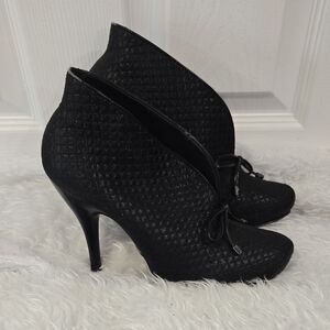 BCBGirls Black Quilted Ankle Booties Women’s Size‎ 8B / EU 38 Bow Accent